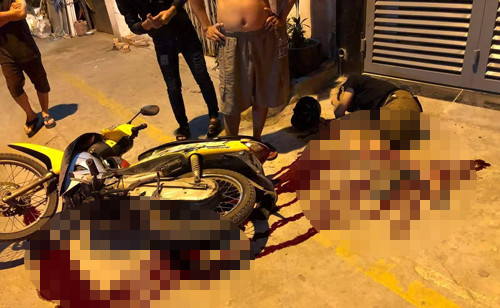 Các nạn nhân bị truy sát nằm gục tại hiện trường.