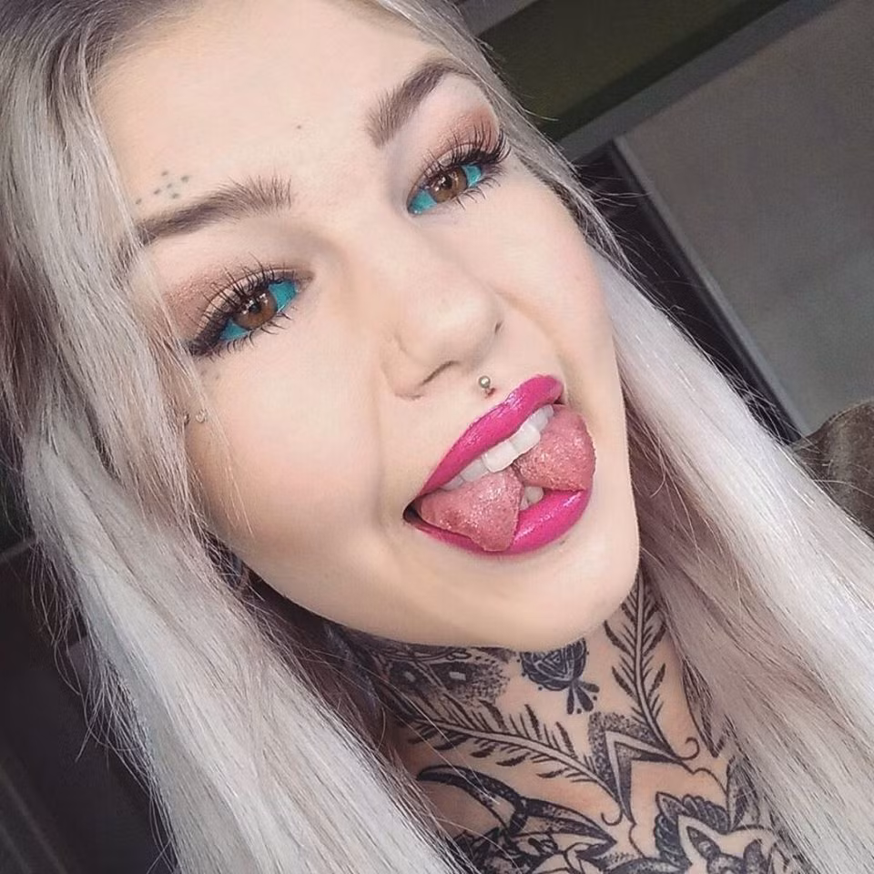 Nhiều người khá bất ngờ khi Amber vẫn chưa có ý định thôi 'trùng tu vẻ bề ngoài', cô dự định sẽ mài 2 chiếc răng nanh của mình cho giống ma cà rồng.