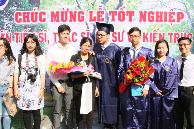 Ngay sau khi Đào Thủy đặt vấn đề, câu chuyện về những bằng cấp với giới trẻ hiện nay đã được dân mạng bàn tán. Nhiều người ủng họ và đưa ra ý kiến rằng đúng là "học phải đi đôi với hành" vừa học trong trường, trên sách vở, các bạn trẻ cũng phải ra ngoài làm những công việc liên quan tới chuyên ngành của mình để lấy thêm kinh nghiệm từ thực tiễn.