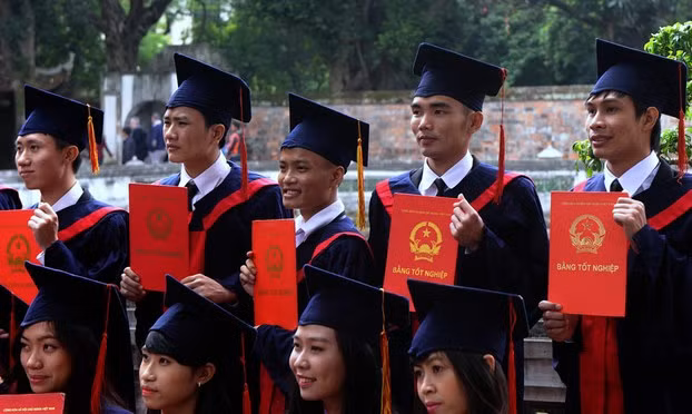 Trước hết phải biết mình đam mê cái gì, giỏi ở đâu, rồi kiên trì theo đuổi nó, nhưng cũng không được bỏ bê việc học tập. Vì học tập giúp chúng ta tích lũy những kiến thức nền tảng cần thiết để tiếp thu kiến thức, kinh nghiệm làm việc, đồng thời nó cũng là môi trường tốt để rèn luyện nhân cách con người.