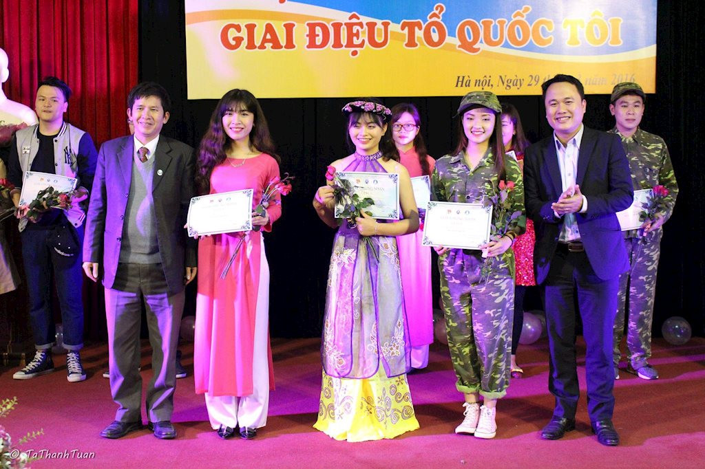 Tuy nhiên, sau những năm tháng miệt mài học tập, Đào Thủy lại đưa ra suy nghĩ của bản thân rằng học hành cũng chỉ một phần và việc đi làm ngoài để tích lũy thêm kinh nghiệm là cần thiết hơn. Lý do được cô bạn này đưa ra đó là đi đâu xin việc bây giờ cũng người ta cũng đòi hỏi kinh nghiệm làm việc chứ bằng cấp chỉ là phụ thêm.