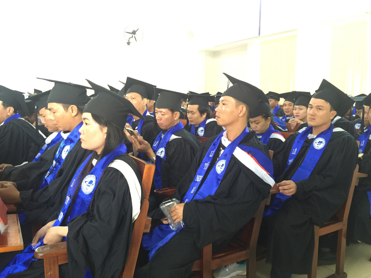 Cũng theo nhiều người, việc học quá nhiều, thiếu kinh nghiệm thực tiễn sẽ khiến họ gặp khó khăn khi đi xin việc hoặc đi làm dù bảng điểm, hoặc tấm bằng tốt nghiệp khá đẹp. Sự bở ngỡ, áp dụng công nghệ mới có thể khiến các bạn trẻ chùn bước.