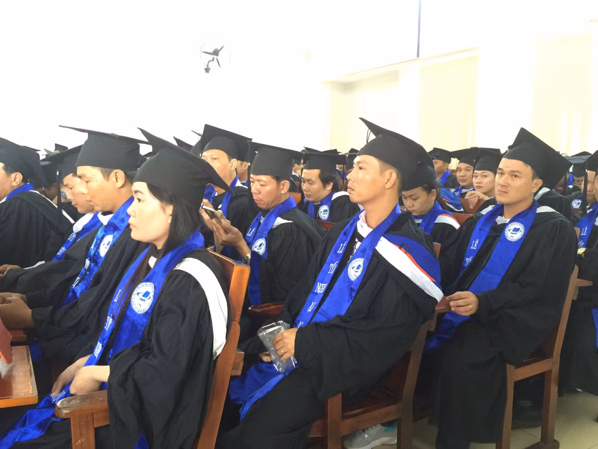 Cũng theo nhiều người, việc học quá nhiều, thiếu kinh nghiệm thực tiễn sẽ khiến họ gặp khó khăn khi đi xin việc hoặc đi làm dù bảng điểm, hoặc tấm bằng tốt nghiệp khá đẹp. Sự bở ngỡ, áp dụng công nghệ mới có thể khiến các bạn trẻ chùn bước.