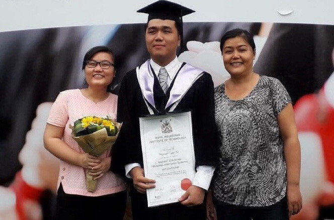 Bên cạnh đó, nhiều người lại suy nghĩ rằng việc học hành là quan trọng bởi chỉ có việc học hành đàng hoàng mới có thể đem lại kiến thức và để vận dụng vào thực tiễn nhiều hơn. Vừa học, vừa làm có thể hay nhưng việc đó sẽ khiến nhiều bạn trẻ không toàn tâm toàn ý vào việc học hay việc đi làm.