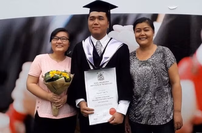 Bên cạnh đó, nhiều người lại suy nghĩ rằng việc học hành là quan trọng bởi chỉ có việc học hành đàng hoàng mới có thể đem lại kiến thức và để vận dụng vào thực tiễn nhiều hơn. Vừa học, vừa làm có thể hay nhưng việc đó sẽ khiến nhiều bạn trẻ không toàn tâm toàn ý vào việc học hay việc đi làm.