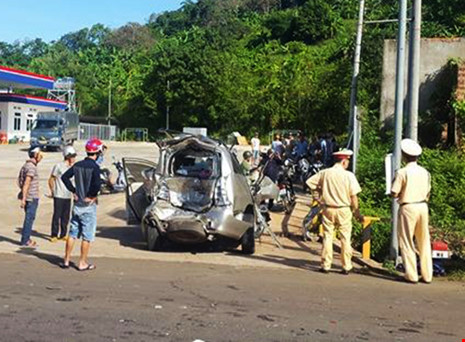 Chiếc xe Innova bị biến dạng. Ảnh: Xuân Thời