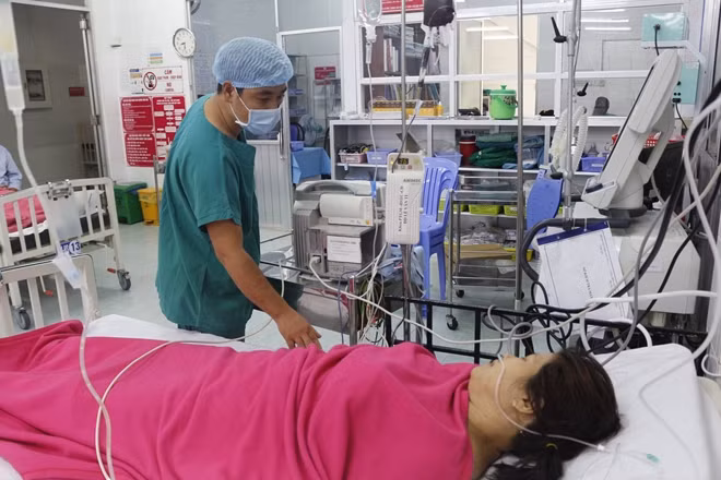 Sản phụ Th, đang được nhân viên y tế chăm sóc tại BVPS TP Cần Thơ.