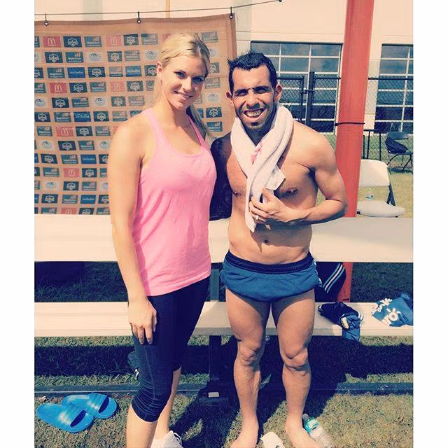 Lauren Sesselmann chụp ảnh lưu niệm với tiền đạo người Argentina Carlos Tevez.