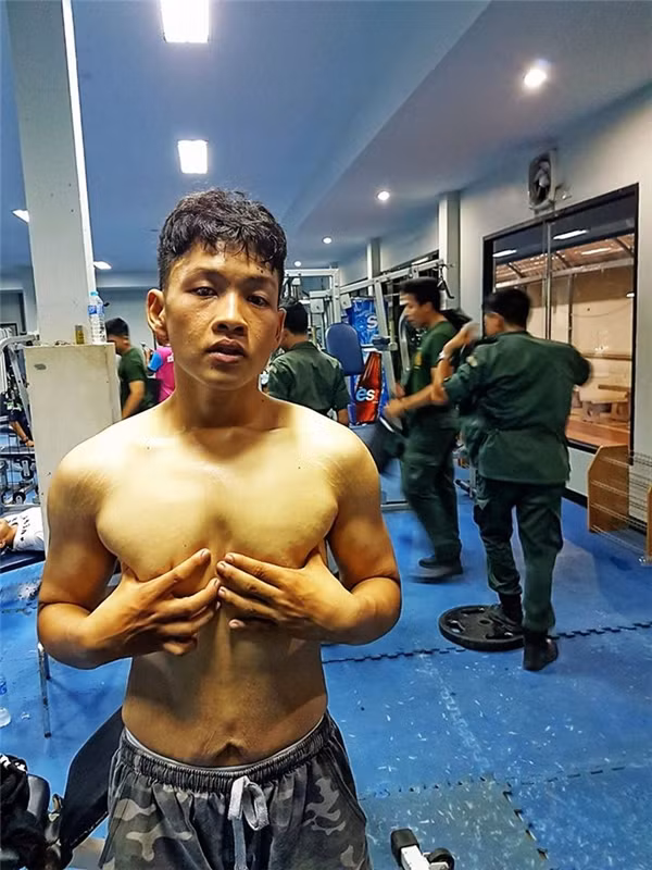 Trước đây, anh chàng 9X Thái Lan này cảm thấy vô cùng hạnh phúc với việc ăn uống nên ăn rất nhiều và không có giới hạn. Đến lúc cảm nhận được bản thân mình bắt đầu béo lên trông thấy thì anh chàng vẫn chẳng quan tâm lắm đến vẻ bề ngoài.