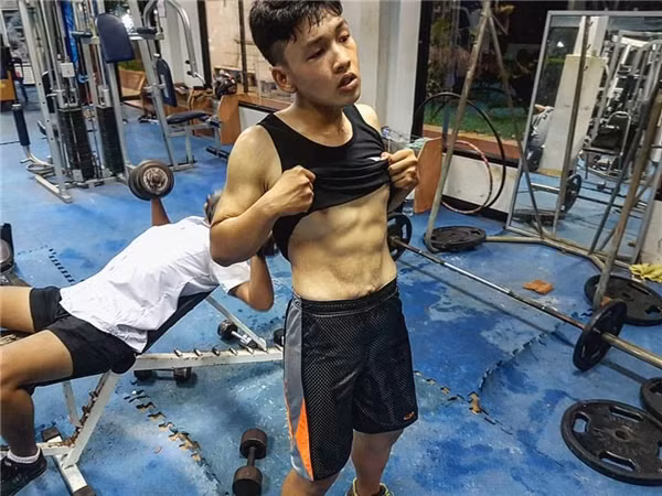 Những hình ảnh về sự lột xác ngoạn mục của anh chàng béo Thái Lan đã từng nặng đến 133kg đang được các trang mạng xã hội của Thái Lan chia sẻ rần rần.