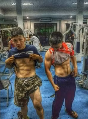 Lớp mỡ dày ở ngực và bụng của chàng trai trên đã giảm đi đáng kể, các múi cơ cũng đã hiện rõ rất ấn tượng. Ảnh trong bài: Facebook nhân vật.