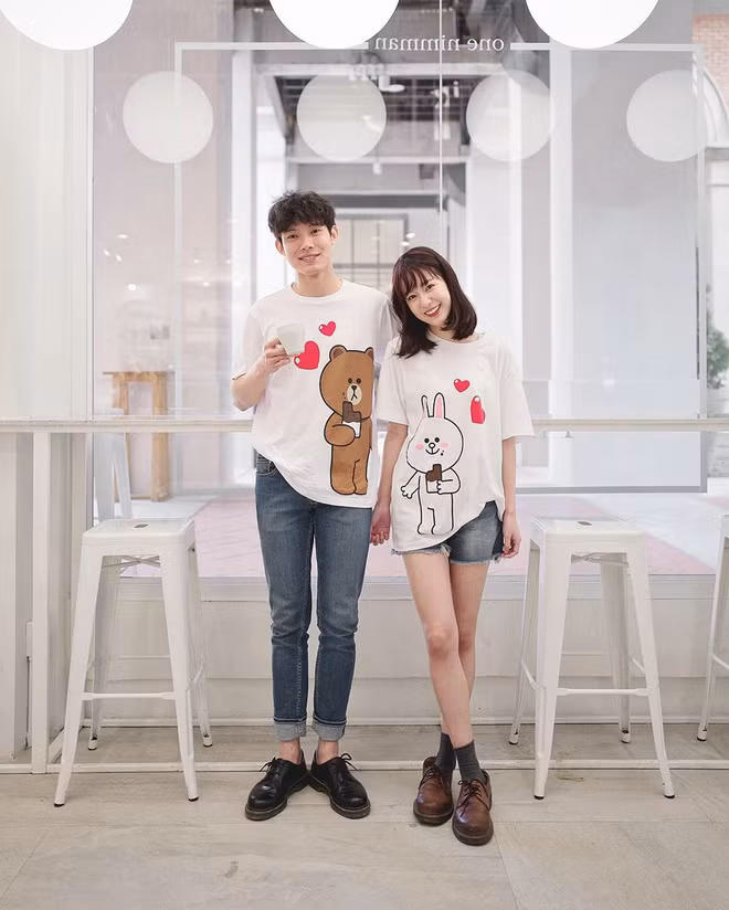 Qua những tấm ảnh được Pimtha đăng tải, không khó để nhận ra anh chàng này sở hữu chiều cao ấn tượng cùng khuôn mặt điển trai chẳng khác gì idol.