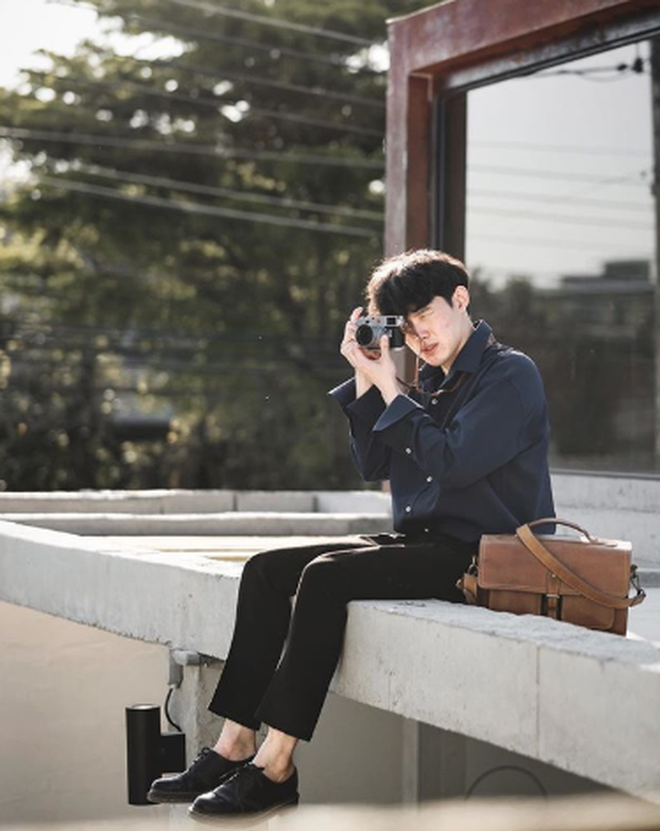 Thư sinh, lãng tử và vô cùng điển trai là những cảm nhận đầu tiên của cộng đồng mạng về người yêu của Pimtha.