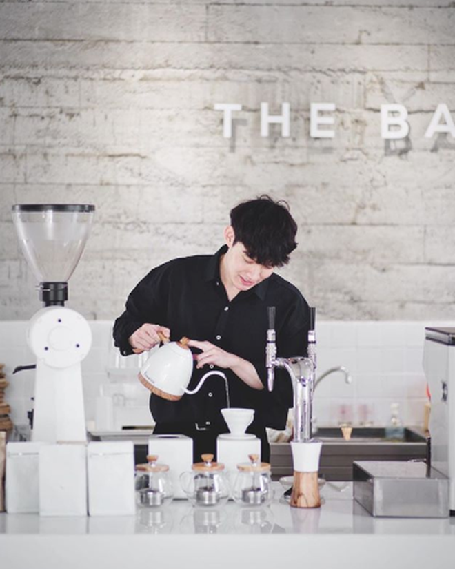 Hiện tại, anh chàng này có 381.000 người follow trên Instagram. Theo thông tin trên trang cá nhân, anh chàng có vẻ như đang kinh doanh tại Bangkok và là một người thích chụp ảnh và cà phê.