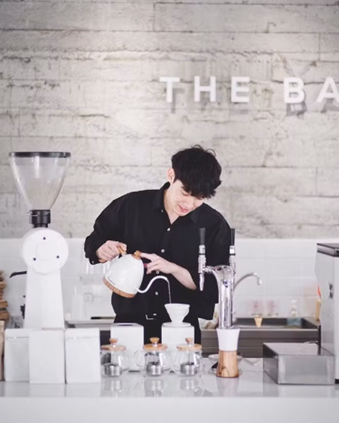 Hiện tại, anh chàng này có 381.000 người follow trên Instagram. Theo thông tin trên trang cá nhân, anh chàng có vẻ như đang kinh doanh tại Bangkok và là một người thích chụp ảnh và cà phê.