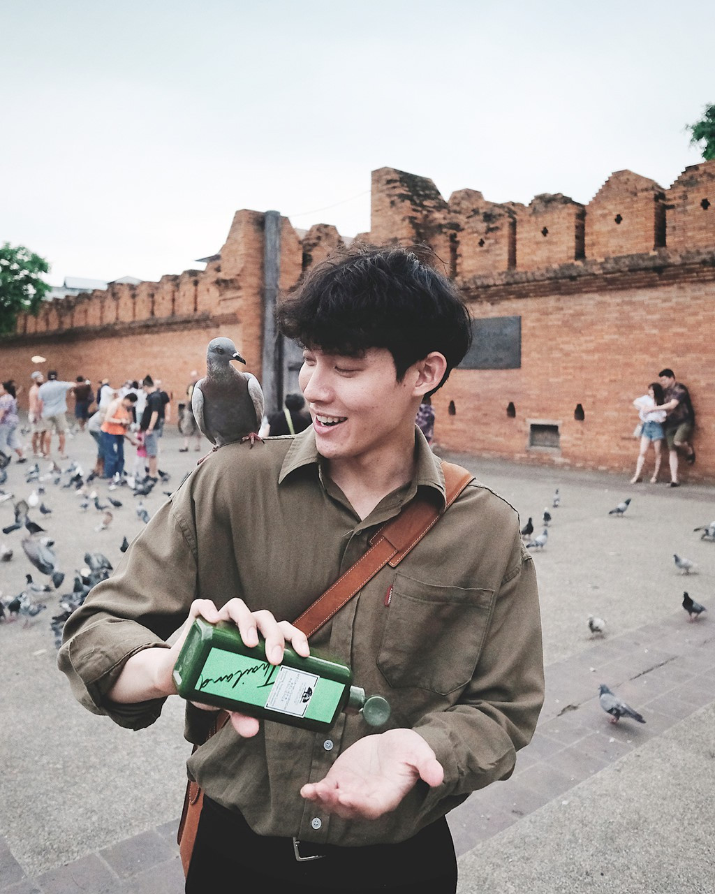 Tương tự Pimtha, bạn trai cô cũng là một người có gu thời trang đơn giản, trẻ trung. Cặp đôi thường xuất hiện cạnh nhau trong những bộ outfit không quá cầu kì nhưng vẫn cực kì bắt mắt.