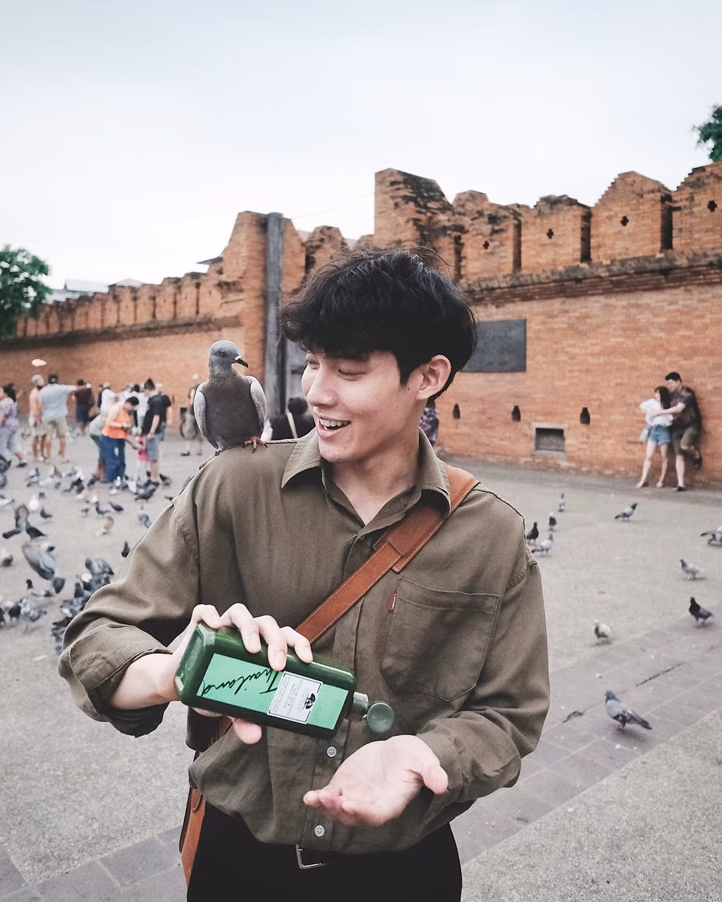 Tương tự Pimtha, bạn trai cô cũng là một người có gu thời trang đơn giản, trẻ trung. Cặp đôi thường xuất hiện cạnh nhau trong những bộ outfit không quá cầu kì nhưng vẫn cực kì bắt mắt.