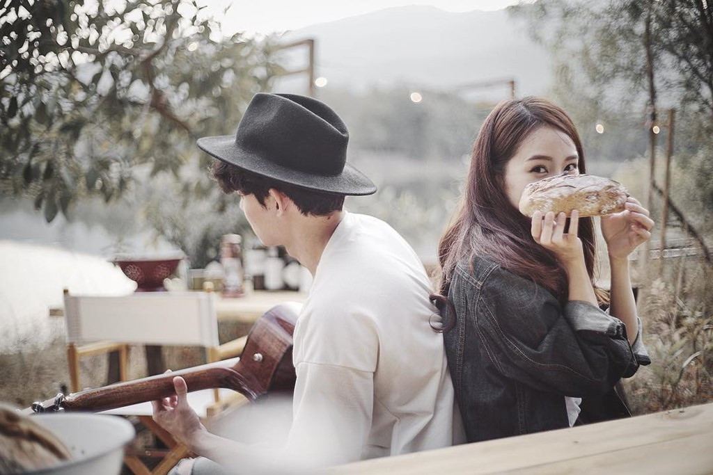 Mới đây trên trang cá nhân của mình, hot girl Thái Lan - Pimtha đã đăng tải &#x1d;hình bạn trai lên MXH và nhận được rất nhiều sự tò mò của fan hâm mộ.