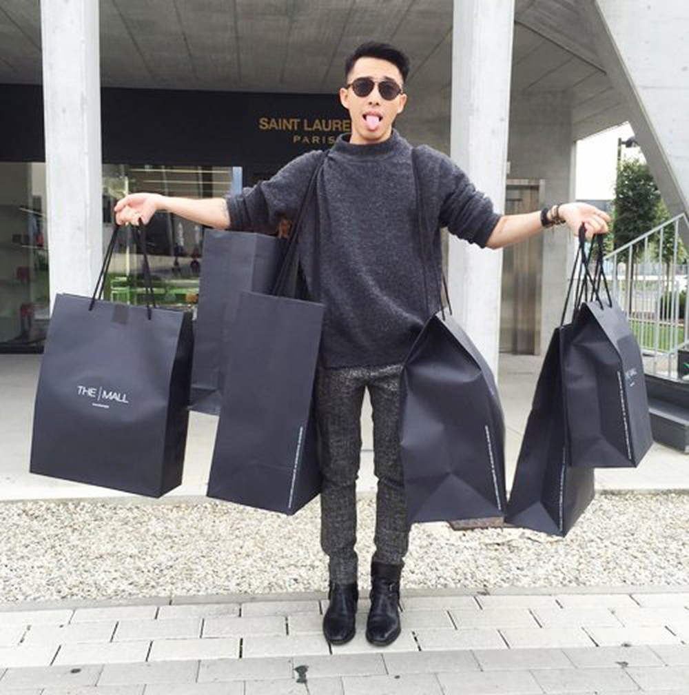 Hoàng Ku là một trong những stylist khá nổi tiếng trong showbiz Việt. Anh chàng có gu thời trang khá "đỉnh" và từng cộng tác với nhiều ngôi sao.