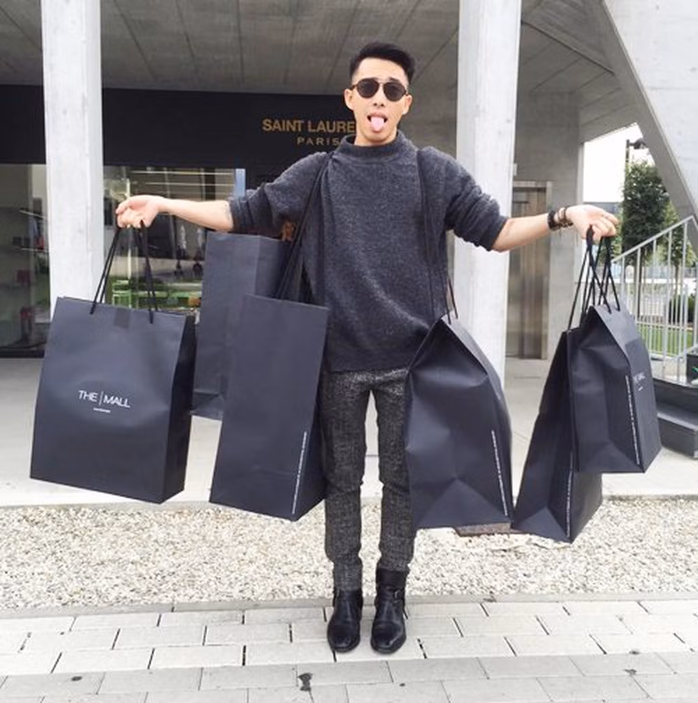 Hoàng Ku là một trong những stylist khá nổi tiếng trong showbiz Việt. Anh chàng có gu thời trang khá "đỉnh" và từng cộng tác với nhiều ngôi sao.