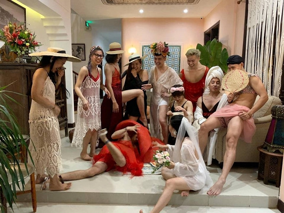 Tại khách sạn, tất cả trai và gái trong nhóm này đều diện đồ ngủ nữ và cùng nhau tạo dáng gợi cảm.
