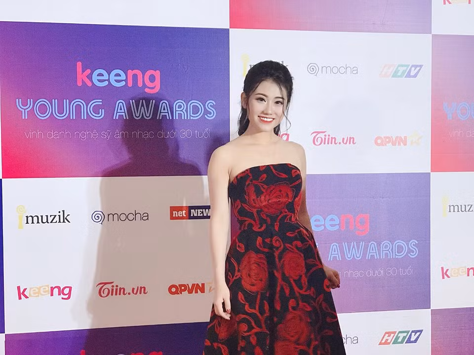 Huyền Thương từng xuất hiện trong chương trình "Vì yêu mà đến" và thành công trong việc chinh phục trái tim của Karik. Tưởng rằng, cô và ca sĩ "Người lạ ơi" đã có một chuyện tình hạnh phúc nhưng nó chỉ diễn ra ngắn ngủi chưa đầy 1 tuần.