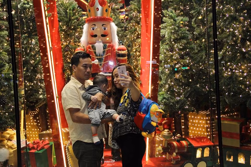 Cũng chính sự trang hoàng bắt mắt này đã khiến những TTTM trở thành điểm check-in hấp dẫn cho giới trẻ Sài thành trong thời gian vừa qua.