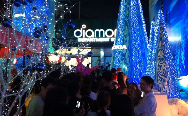 Những con phố mang đậm không khí Giáng sinh luôn tấp nập người qua lại.