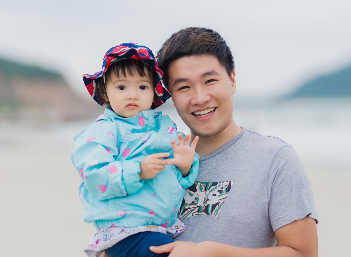 Ở những tập trước, anh đã ghép mình vào một số phân cảnh trong phim và được bạn bè nhận xét là nhìn khá tự nhiên, biểu cảm thú vị và tiếp tục công việc chế ảnh phim Về nhà đi con của mình.