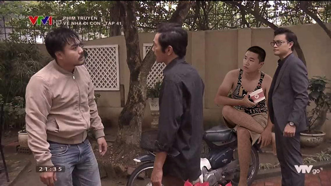 Cụ thể, sau khi những bức ảnh liên quan đến bộ phim Về nhà đi con xuất hiện, CĐM tự hỏi không biết ông Sơn có thêm một người con trai từ lúc nào. Thông tin về thành viên mới trong gia đình cũng được khán giả tò mò tìm kiếm.