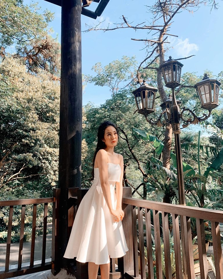 Chỉ sau ít giờ đăng tải, đoạn clip ghi lại công việc của Thanh Thủy thu hút hàng nghìn lượt bình luận và chia sẻ. Đa phần các dân mạng đều dùng lời có cánh để tán thưởng nhan sắc của cô nàng.