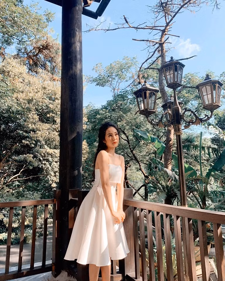 Chỉ sau ít giờ đăng tải, đoạn clip ghi lại công việc của Thanh Thủy thu hút hàng nghìn lượt bình luận và chia sẻ. Đa phần các dân mạng đều dùng lời có cánh để tán thưởng nhan sắc của cô nàng.