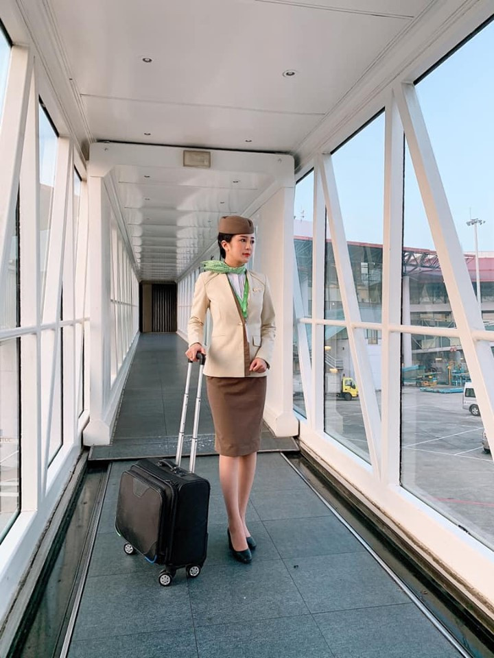 Theo tìm hiểu, nữ tiếp viên hàng không xuất hiện trong clip có tên Nguyễn Thanh Thủy, làm việc tại Hà Nội. Cô nàng này là cựu sinh viên của ĐH Thăng Long.