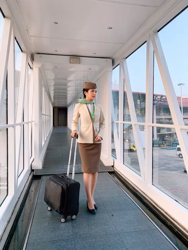 Theo tìm hiểu, nữ tiếp viên hàng không xuất hiện trong clip có tên Nguyễn Thanh Thủy, làm việc tại Hà Nội. Cô nàng này là cựu sinh viên của ĐH Thăng Long.