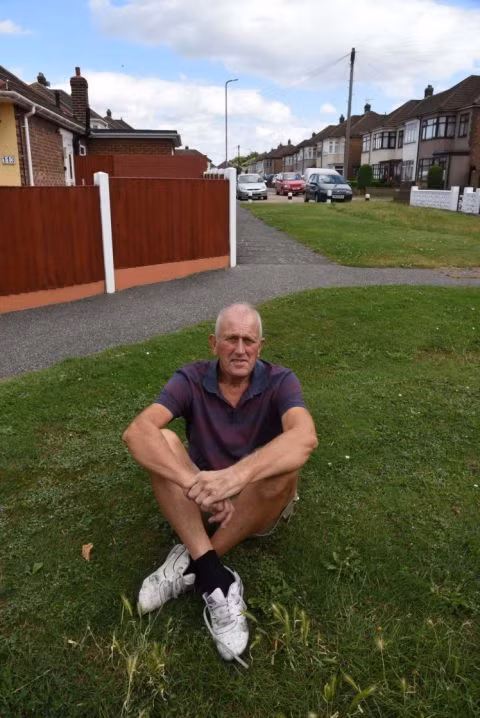 Bi kien vi cat co son hang rao truoc cua nha minh-Hinh-2