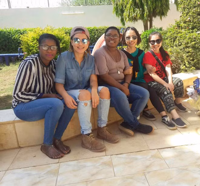 Minh tiết lộ bảng biểu một ngày của mình rằng: "Mình là người Việt duy nhất dạy mầm non trong trường. Tính đến nay, mình đã ở Sudan được hơn 4 tháng. Môi trường giáo dục trẻ mầm non ở đây rất khác biệt. Từ mầm non, trẻ em đã học rất nhiều từ Tiếng Anh, Toán, Âm nhạc, ICT. Nhưng thời gian học tập trong ngày chỉ từ 9h - 10h30 và 11h15 tới 12h45".