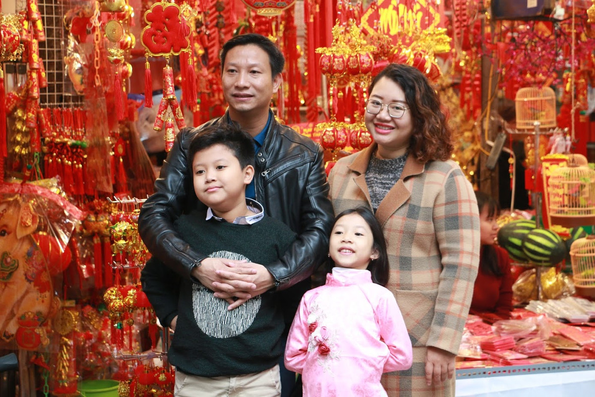 Nhiều gia đình khi đã sắm Tết xong cũng tranh thủ chụp bức ảnh kỉ niệm tại Hàng Mã.