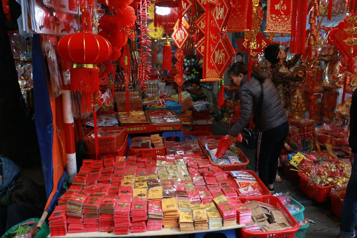 Đến Hàng Mã ngày cận Tết Nguyên đán, người dân không chỉ mua sắm mà còn để vui chơi, hòa mình vào không gian đậm chất Tết với sắc màu rực rỡ của các món đồ trang trí.