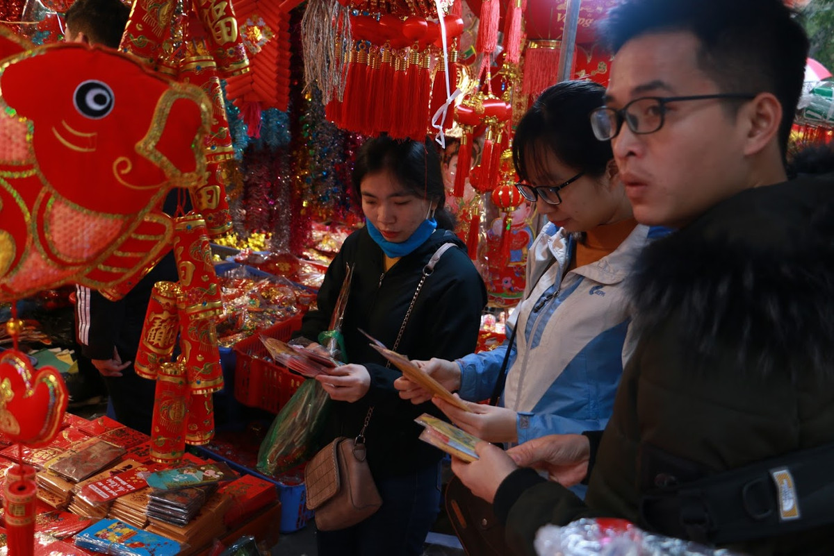 Các phong bao lì xì may mắn là thứ không thể thiếu khi Tết đến xuân về. Giá của những phong bao lì xì in hình con lợn thường dao động từ 10.000 – 15.000 đồng/10 chiếc.