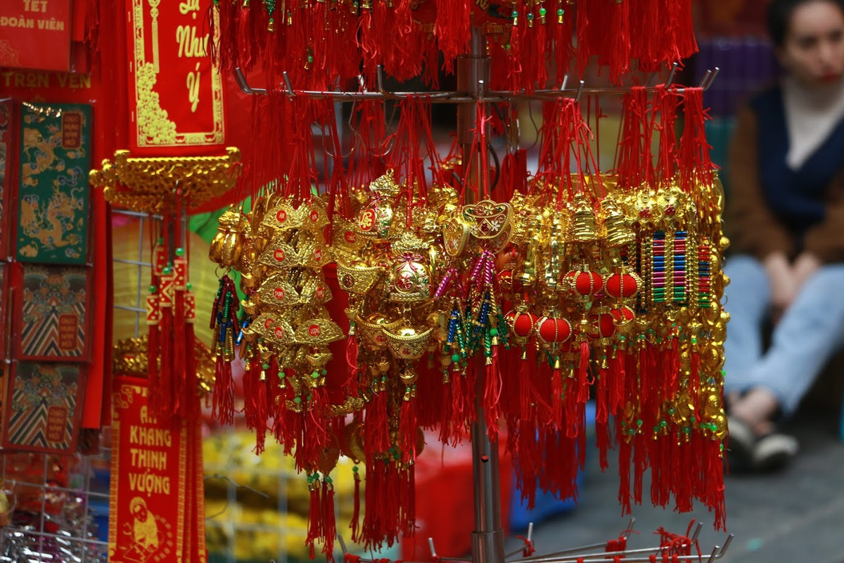 Những vật trang trí cây cảnh cũng được bày bán rất nhiều trên phố Hàng Mã.