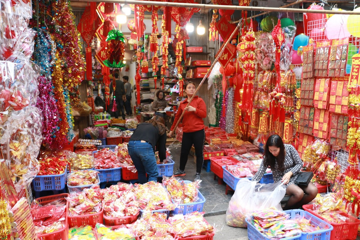 Những hình dán trang trí đầy màu sắc với hình con lợn tượng trưng cho sự an nhàn, sung túc trong năm mới.