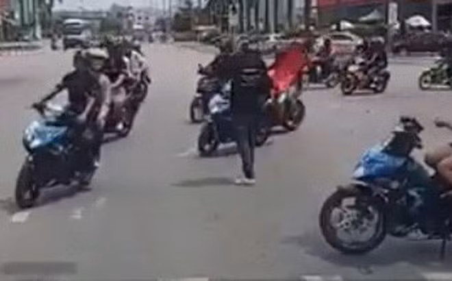 Phan no nhom phuot thu chan nga tu cho doan di nhu xe uu tien