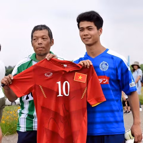 Chưa dừng lại đó, Công Phượng cũng có những hành động hết sức ý nghĩa như tặng áo đấu có chữ ký cho người hâm mộ Việt Nam đang sinh sống và làm việc tại đất Nhật.