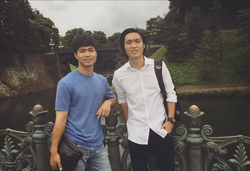 Tranh thủ thời gian nghỉ, cặp đôi Tuấn Anh và Công Phượng cùng nhau đi khám phá Hoàng cung của Nhật Hoàng. Ảnh: FBNV.