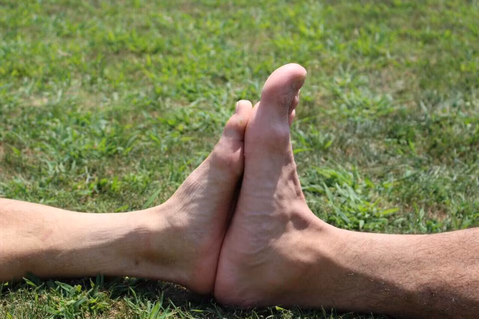 Từ dáng người khổng lồ cho tới đôi bàn chân to bự của người đồng đội được chàng tiền đạo Công Phượng vui vẻ khoe trên trang cá nhân.