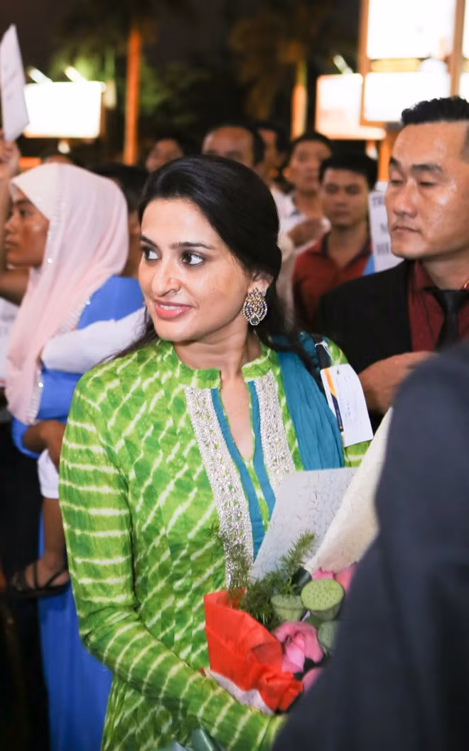 Nữ diễn viên Smita Bansal đã tạo dựng được tên tuổi trước đó nhưng sau Cô dâu 8 tuổi, cô càng được yêu mến hơn trước. Ngoài đời, người đẹp sinh năm 1977 đã kết hôn và có 2 con. Những kinh nghiệm của cuộc sống giúp Bansal thành công hơn trên màn ảnh.