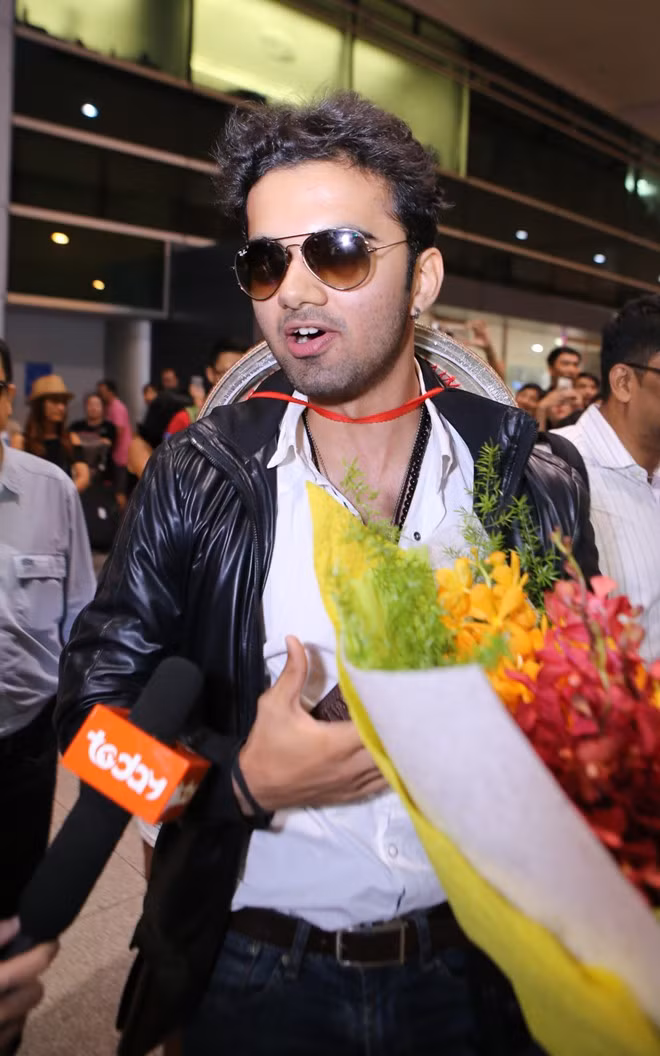 Trong phim, Avinash Mukherjee sở hữu gương mặt bầu bĩnh, đáng yêu. Nhưng thành công từ bộ phim này đã khiến nam diễn viên gặp nhiều khó khăn trong việc xây dựng phong cách, anh bị đóng khung với nhân vật Jagdish một thời gian dài. Để thoát khỏi hình ảnh người chồng nhí, Avinash Mukheriee quyết định nuôi râu và xuất hiện với hình ảnh nam tính, trưởng thành.