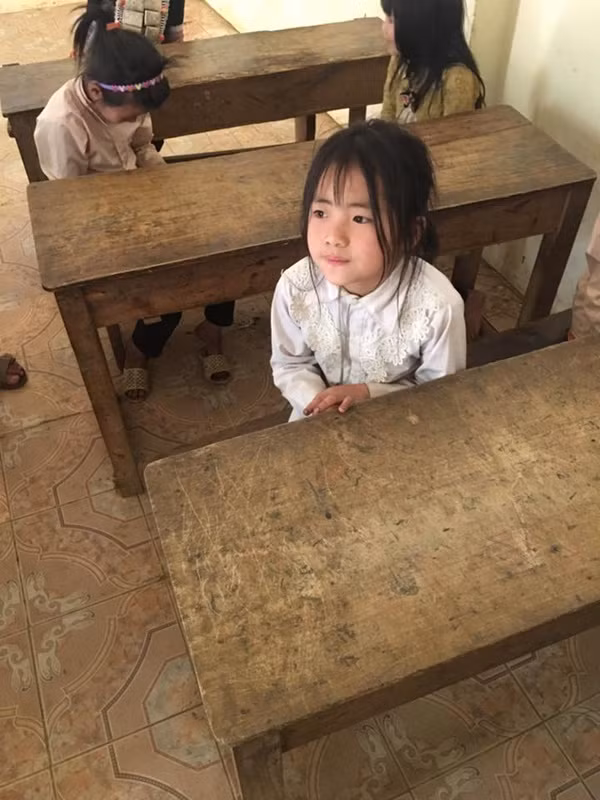 Những em bé vùng cao luôn có một sức hút kỳ lạ bởi vẻ đẹp ngây thơ, mộc mạc nhưng vô cùng trong sáng. Chính vì thế, các nhiếp ảnh gia vẫn luôn hướng ống kính của mình khi bắt gặp bất cứ khoảnh khắc đáng giá nào của các em nhỏ vùng cao. Thậm chí không cần đến máy ảnh chuyên nghiệp mà chỉ cần một chiếc điện thoại với những bức ảnh không cần quá sắc nét vẫn đủ khiến người xem 'thổn thức'.