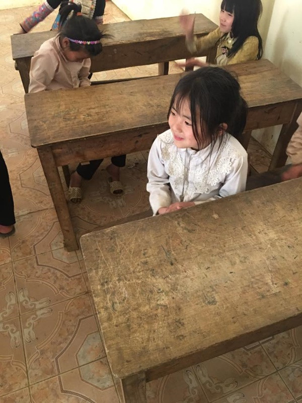 Mới đây, cộng đồng mạng đã rất thích thú với hình ảnh của một cô bé học sinh tiểu học vùng cao được chia sẻ lên mạng xã hội. Dù chỉ là những bức hình được chụp khá vội bằng điện thoại, thậm chí còn bị rung tay, nhưng ai nấy đều xuýt xoa trước vẻ đẹp thiên thần của em bé trong ảnh.