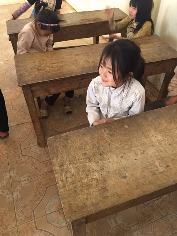 Mới đây, cộng đồng mạng đã rất thích thú với hình ảnh của một cô bé học sinh tiểu học vùng cao được chia sẻ lên mạng xã hội. Dù chỉ là những bức hình được chụp khá vội bằng điện thoại, thậm chí còn bị rung tay, nhưng ai nấy đều xuýt xoa trước vẻ đẹp thiên thần của em bé trong ảnh.